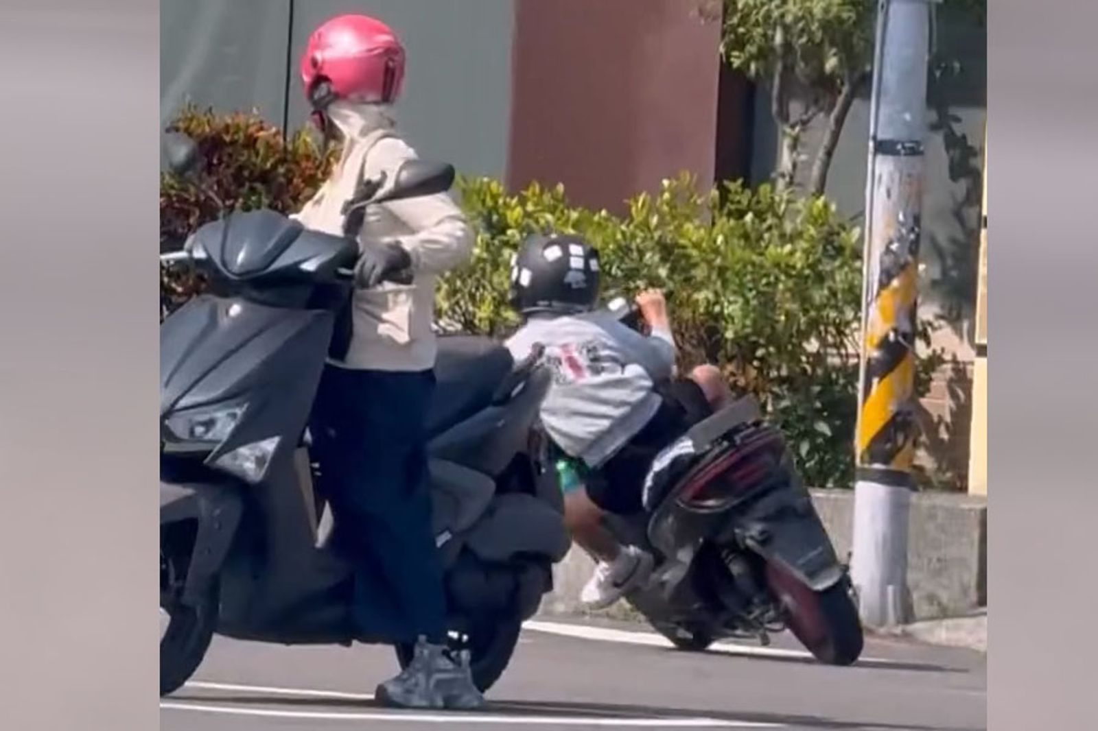 超狂迴轉還壓車！　無牌電單車亂騎如街頭NPC　「違規仔」僅11歲身分曝光