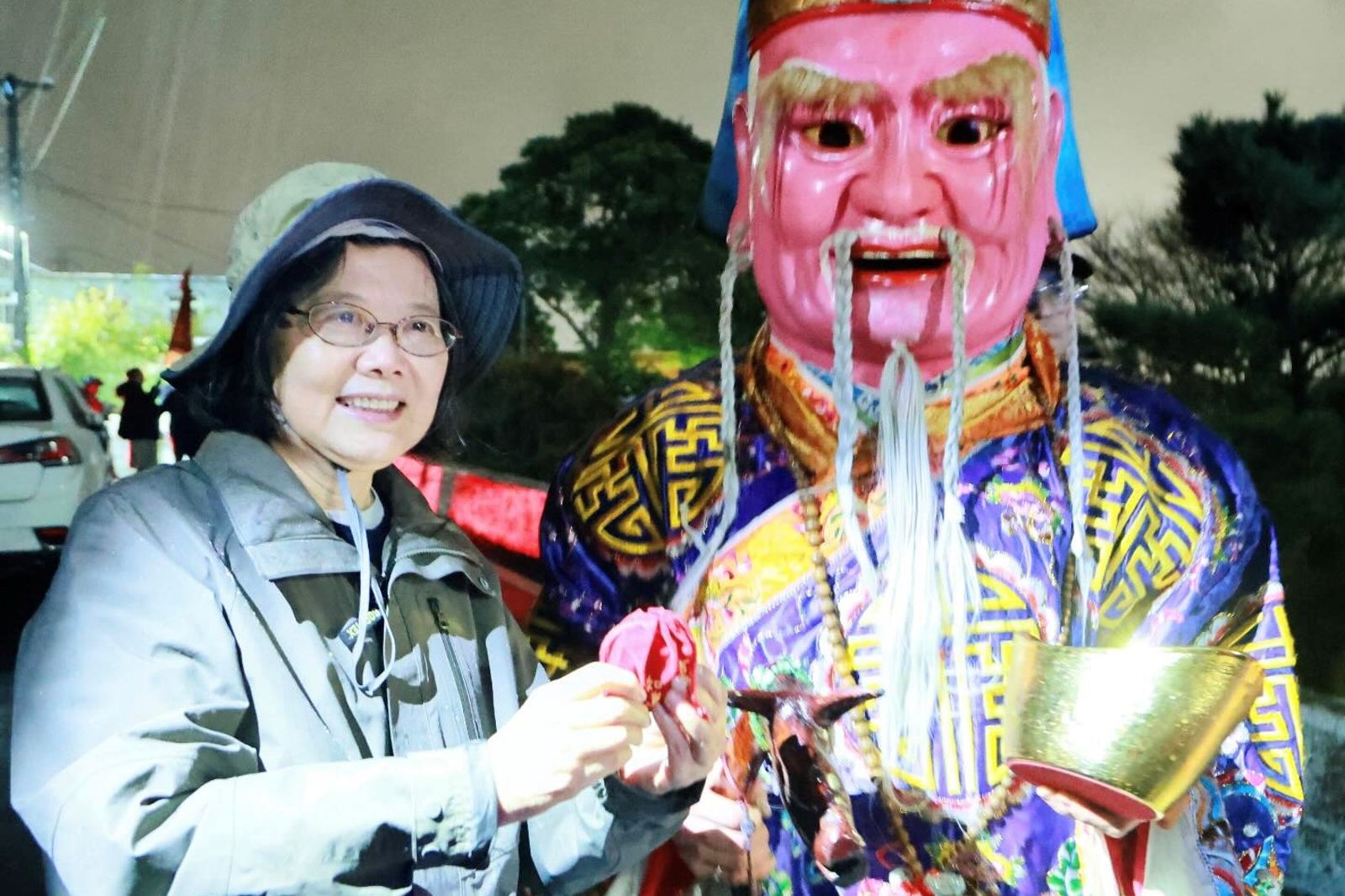 蔡英文「太閒」被約選總統!元宵急發繞境扛轎照澄清:我沒有