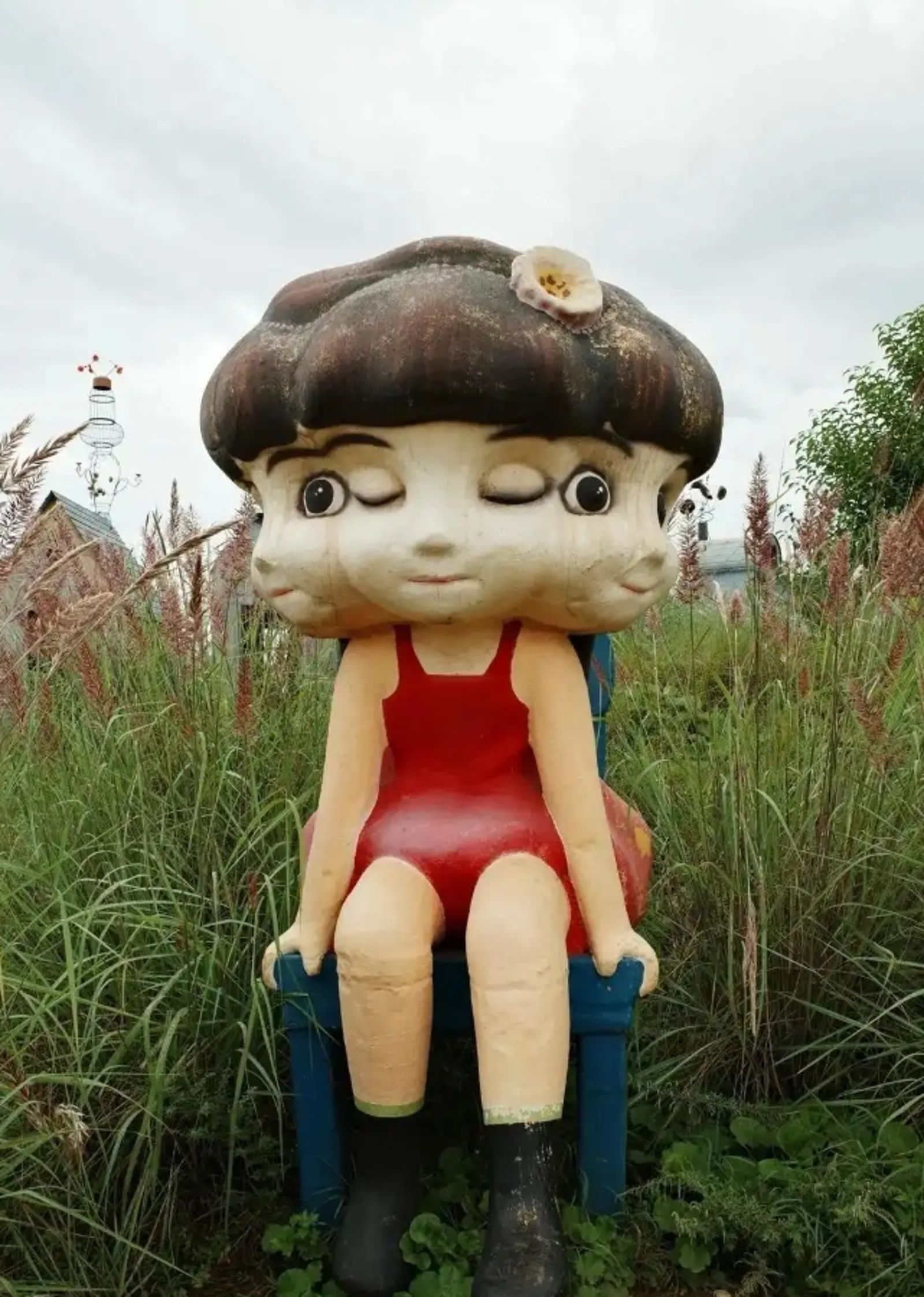 荒野之國三面女孩雕塑。圖/翻攝自微博/極目新聞