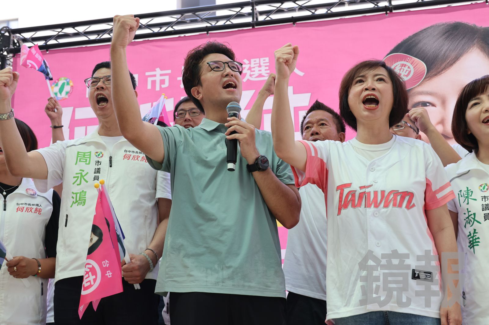 沈伯洋請託台中鄉親「幫我媽媽投一票給欣純姐」,現場氣氛一度感傷。圖/攝影林建鋒