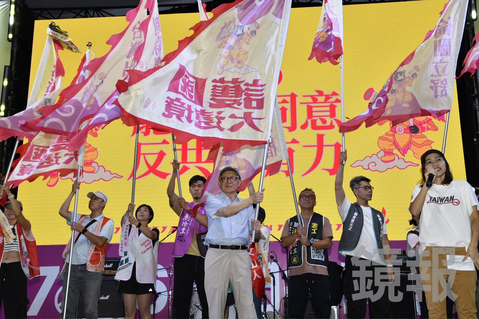 晚會尾聲,雙北罷團上台揮舞旗幟,高喊大罷免大成功。(圖/李智為攝)