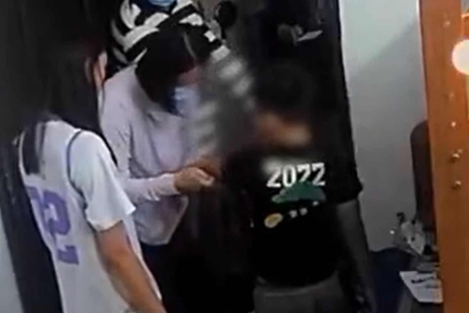 媽媽不在家 房東半夜帶人上門「對孩子抽血」!竟是為了這件事