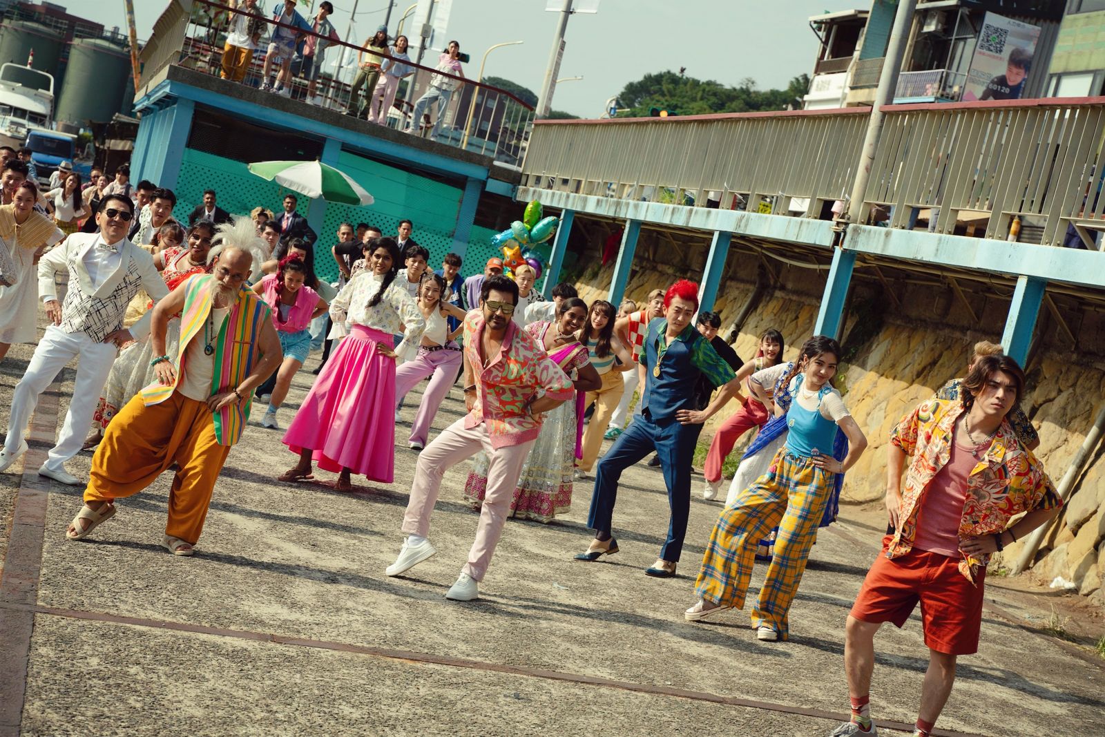 跨年無厘頭荒謬奇幻喜劇《叫我驅魔男神》主題曲〈恁阿公勒〉超洗腦！林哲熹、雷嘉汭率65人在基隆正濱漁港歡樂開跳。光盛影業提供