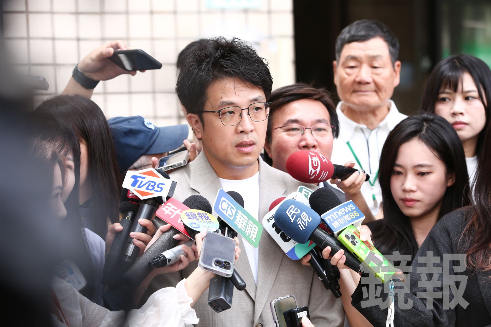 貸款2百萬參選「妻卻入手2輛特斯拉」?沈伯洋喊誤會:有舊換新方案