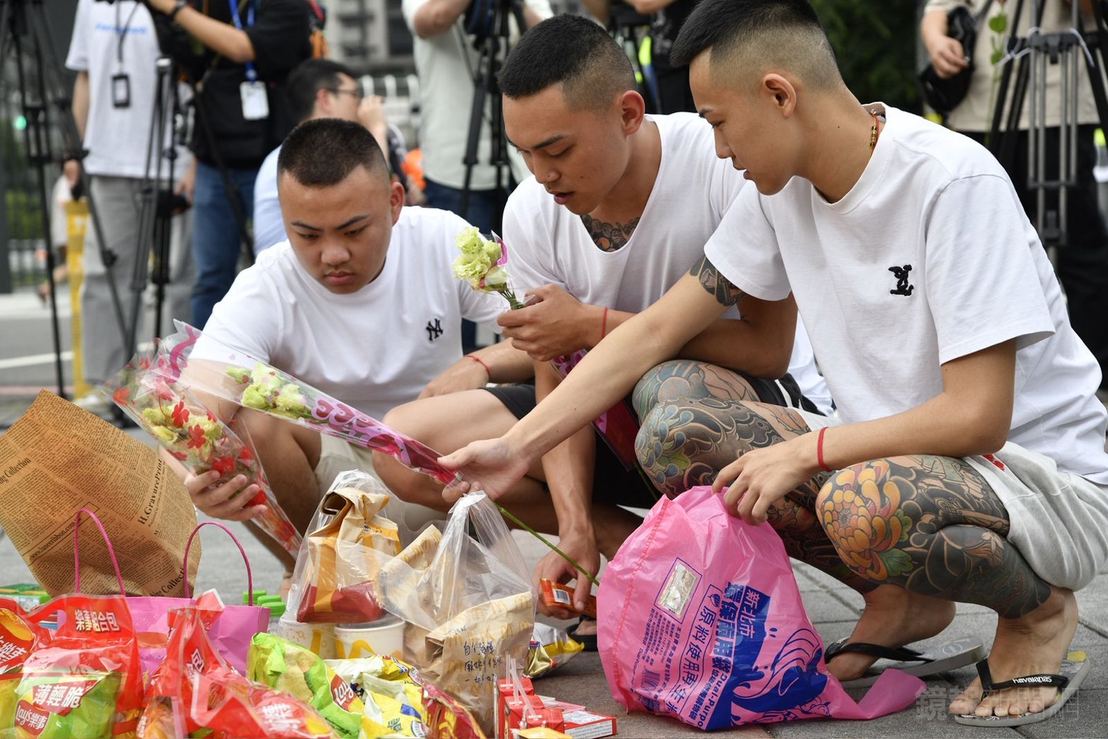 2民眾前往現場獻花致意。李智為攝