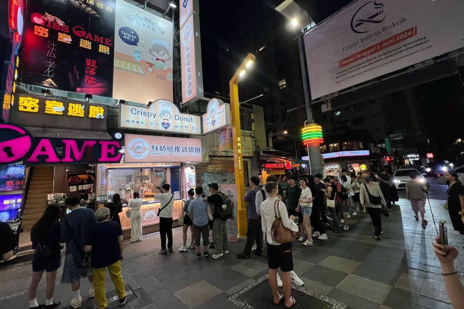 懷舊達人拍下現場畫面,排隊隊伍延伸至街角,被民眾用新台幣懲罰。圖/張哲生臉書粉專