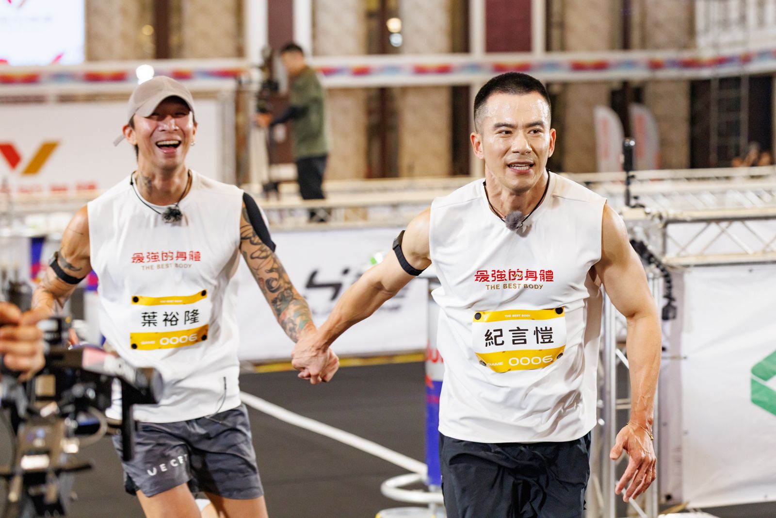 K ONE成員JR紀言愷(右),與髮型師搭檔出戰。好看娛樂