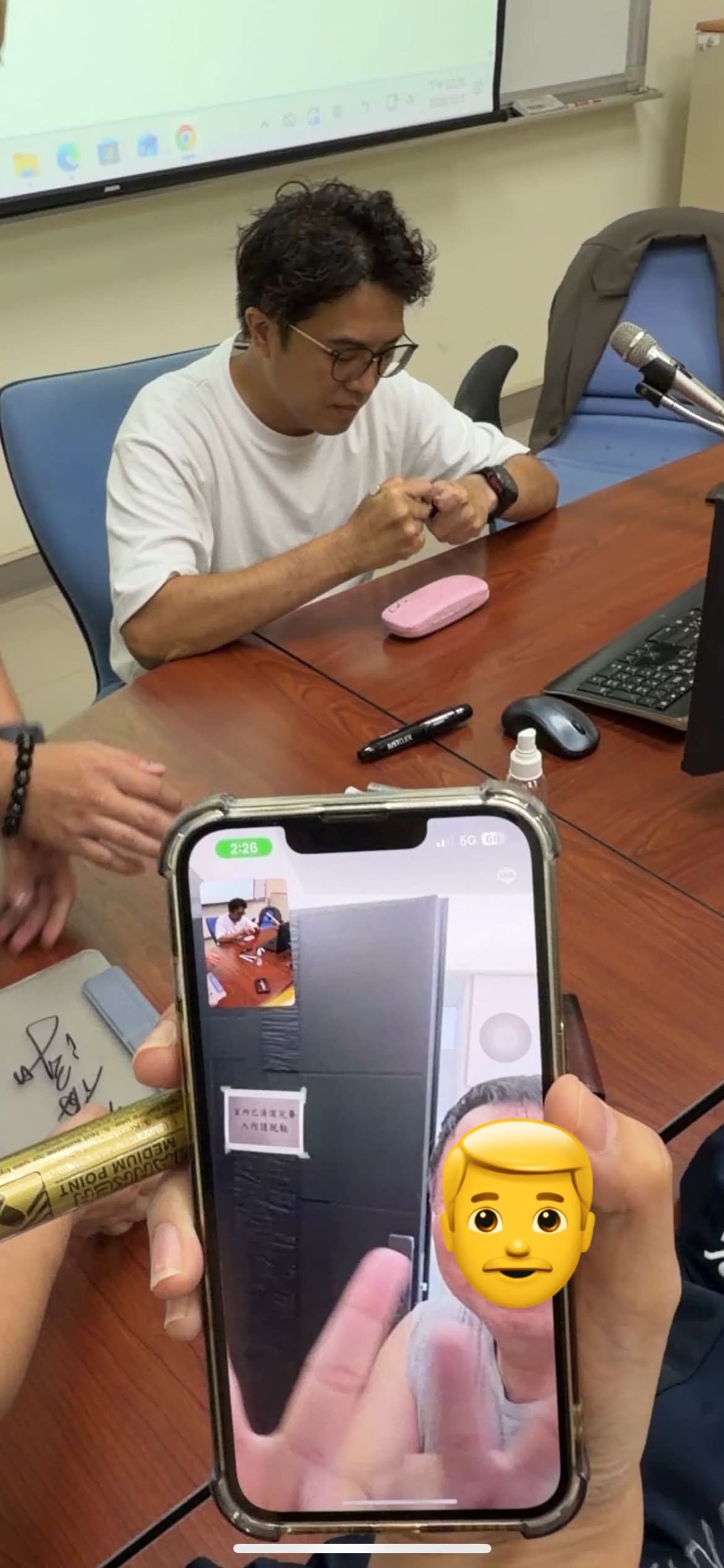 研究生幫爸爸向沈伯洋要簽名，興奮表示「犯研所學生=快速通關，幫老爸追星成功」。圖／翻攝自Threads@cpc.__0513