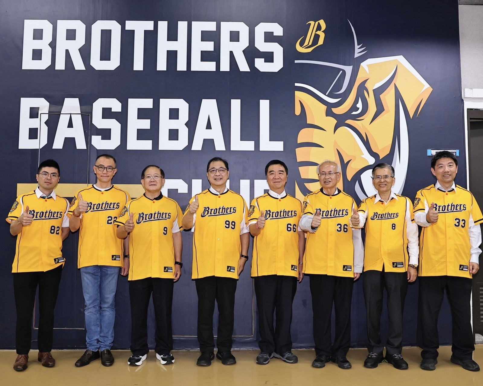 (圖由右至左) 臺灣臺中地方檢察署檢察長洪家原、臺灣高等檢察署臺中檢察分署檢察長林錦村、臺灣高等檢察署檢察長張斗輝、法務部保護司司長洪信旭、法務部部長鄭銘謙、中信育樂董事長陳國恩、中信金控湯偉祥法遵長、台灣人壽法遵長林士淳。圖／中信兄弟提供