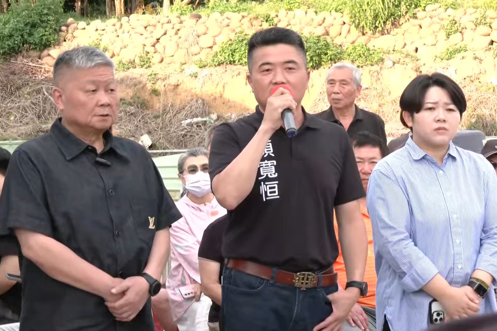 顏寬恒約5點15分抵達服務處，發表反罷宣言。（圖／鏡新聞提供）