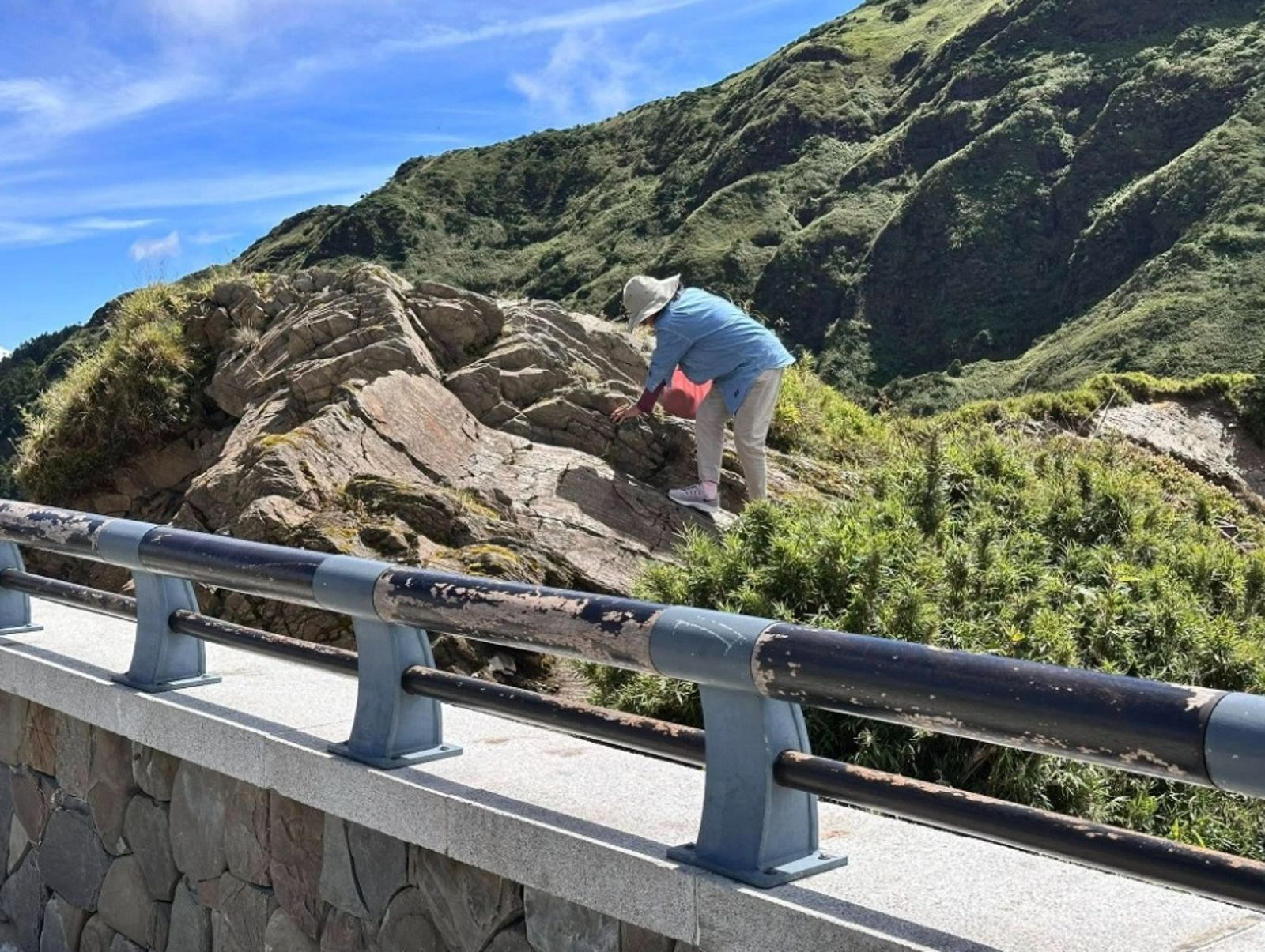 想當亡美？合歡山驚見大媽「翻越圍欄拍照」…網全傻眼：一不小心會變遺照