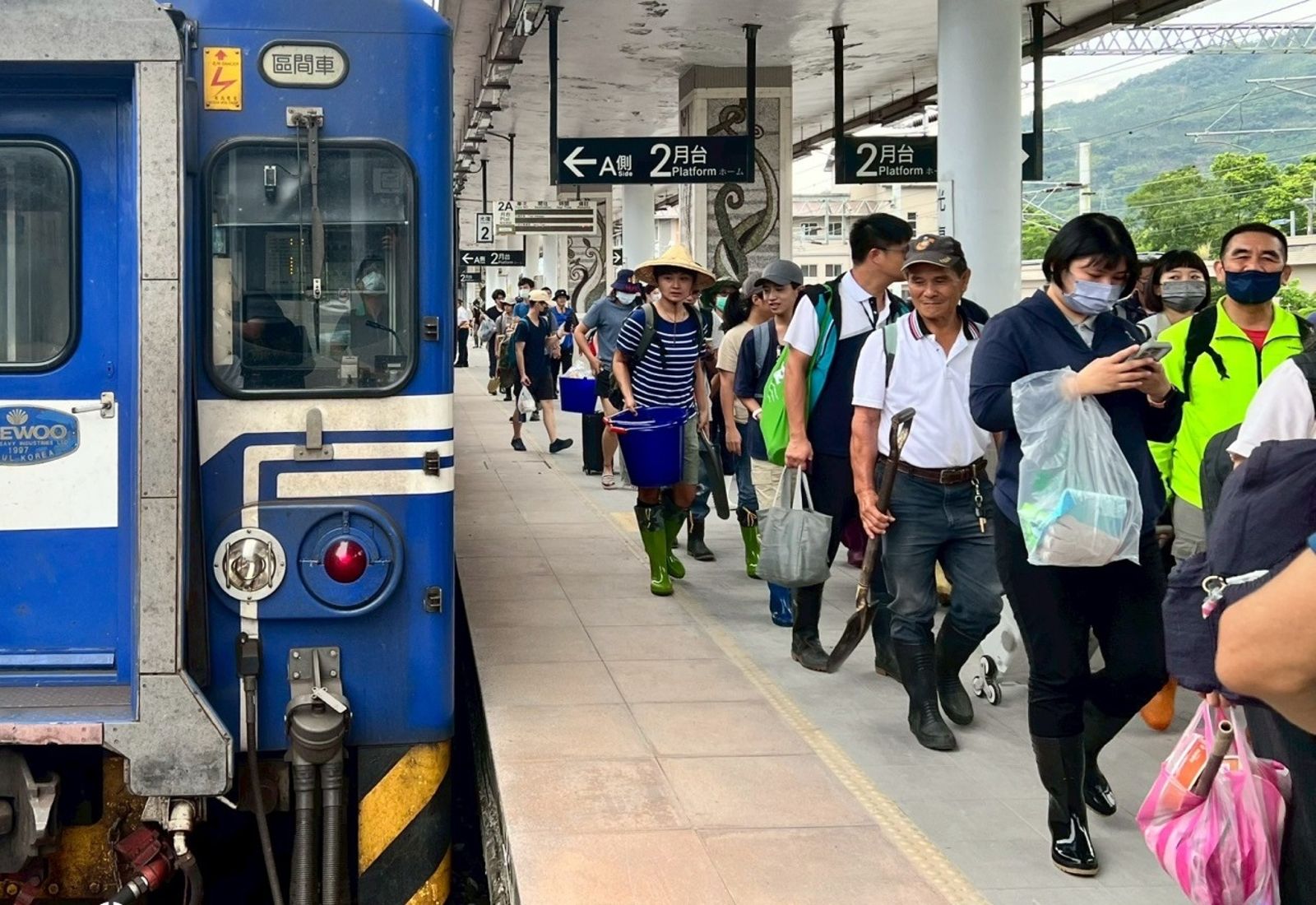 台灣各地有許多民眾揹著後背包、穿著雨鞋、手拿鏟子、鍋具等，搭上台鐵班車前進花蓮復興車站。圖／翻攝自「國營臺灣鐵路股份有限公司」FB
