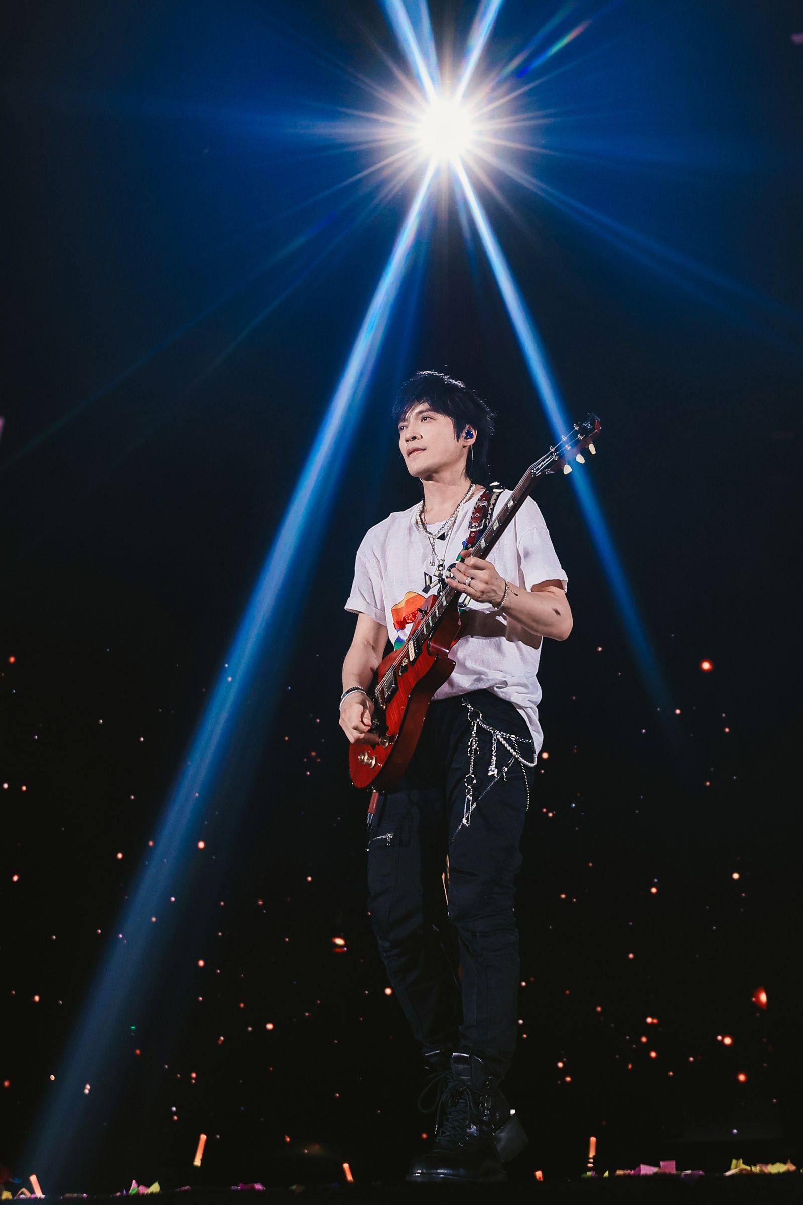 怪獸在台上忍不住感傷情緒。相信音樂提供