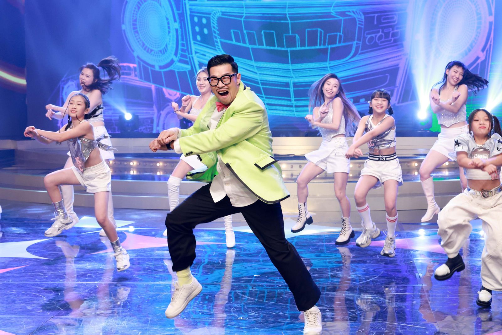 馬力歐除夕挑戰C位領跳!帶50人大跳「騎馬舞」 壓力大到失眠:跳錯以為是獨秀
