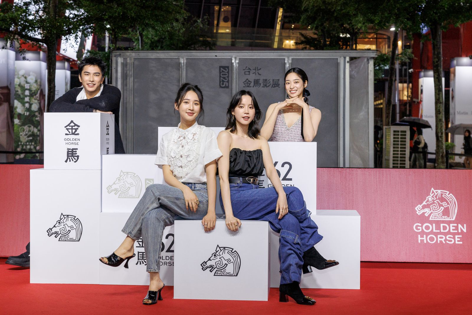 江齊（後右起）、曾敬驊、李沐（前左起）、程予希主演《如果我不曾見過太陽》。Netflix提供