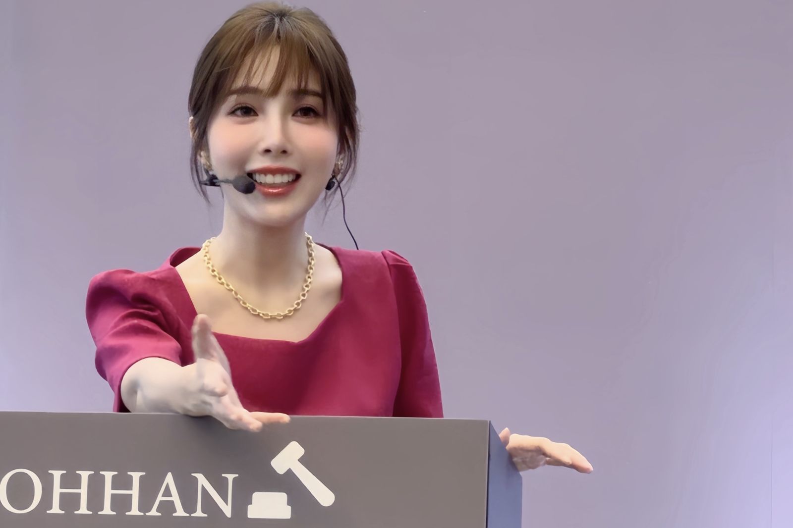 前主播轉行當拍賣官！朱琦郁賣畫「5分鐘漲到440萬」曝光背後內幕