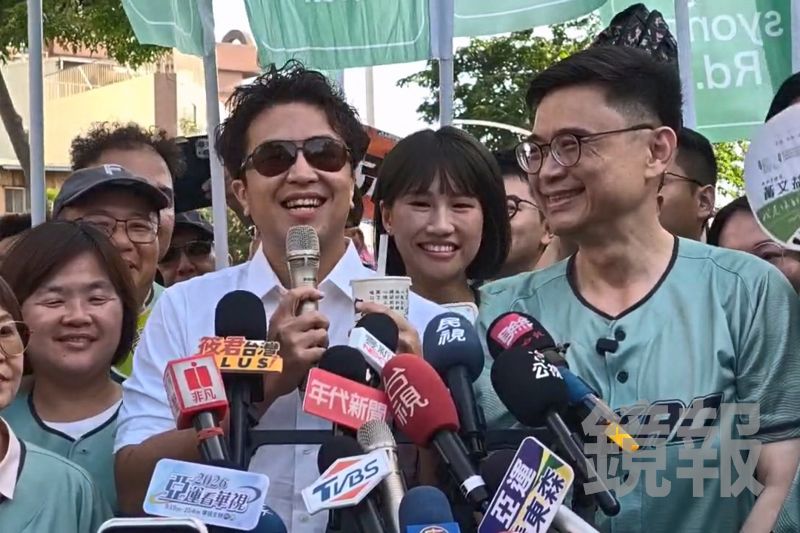 沈伯洋炫風式吸珍奶被甜暴！他分析高雄珍珠口感差異　一句話笑翻全場