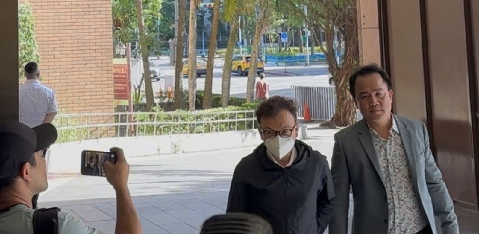 質疑高端炒股價 鄭正鈐「被告」身分抵北檢開庭