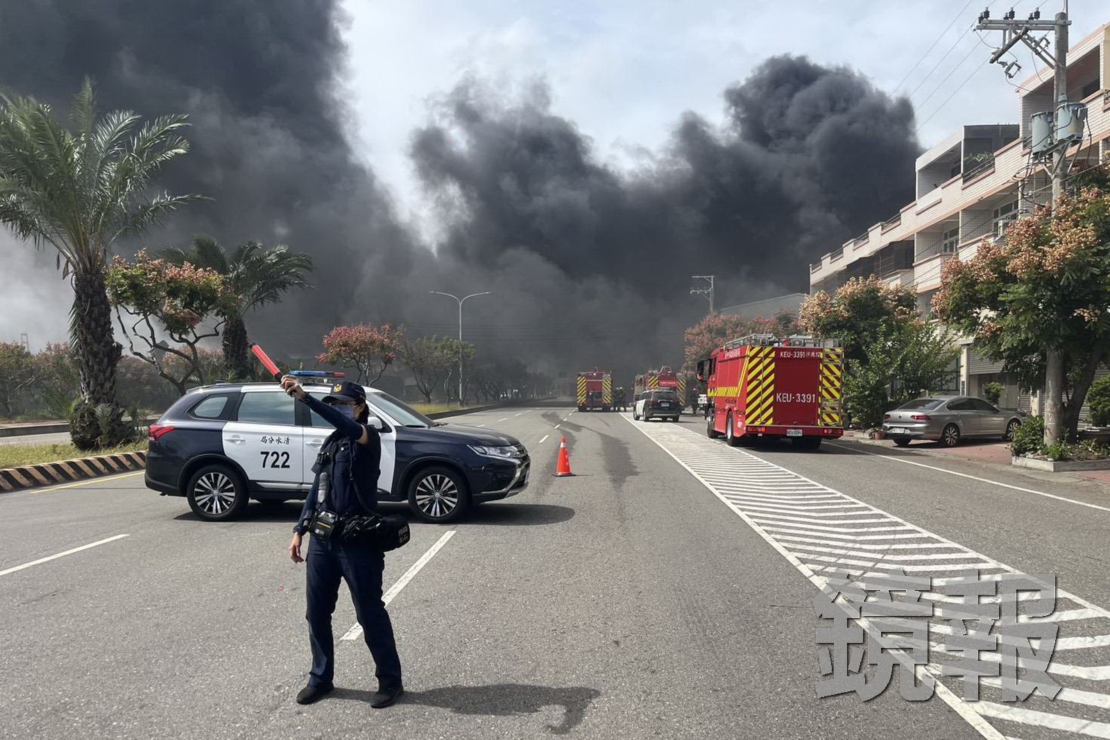 廢輪胎火煙遮蔽道路視線,還差點波及民宅,警方派員到周邊路口加強交通疏導及警戒。圖/警方提供