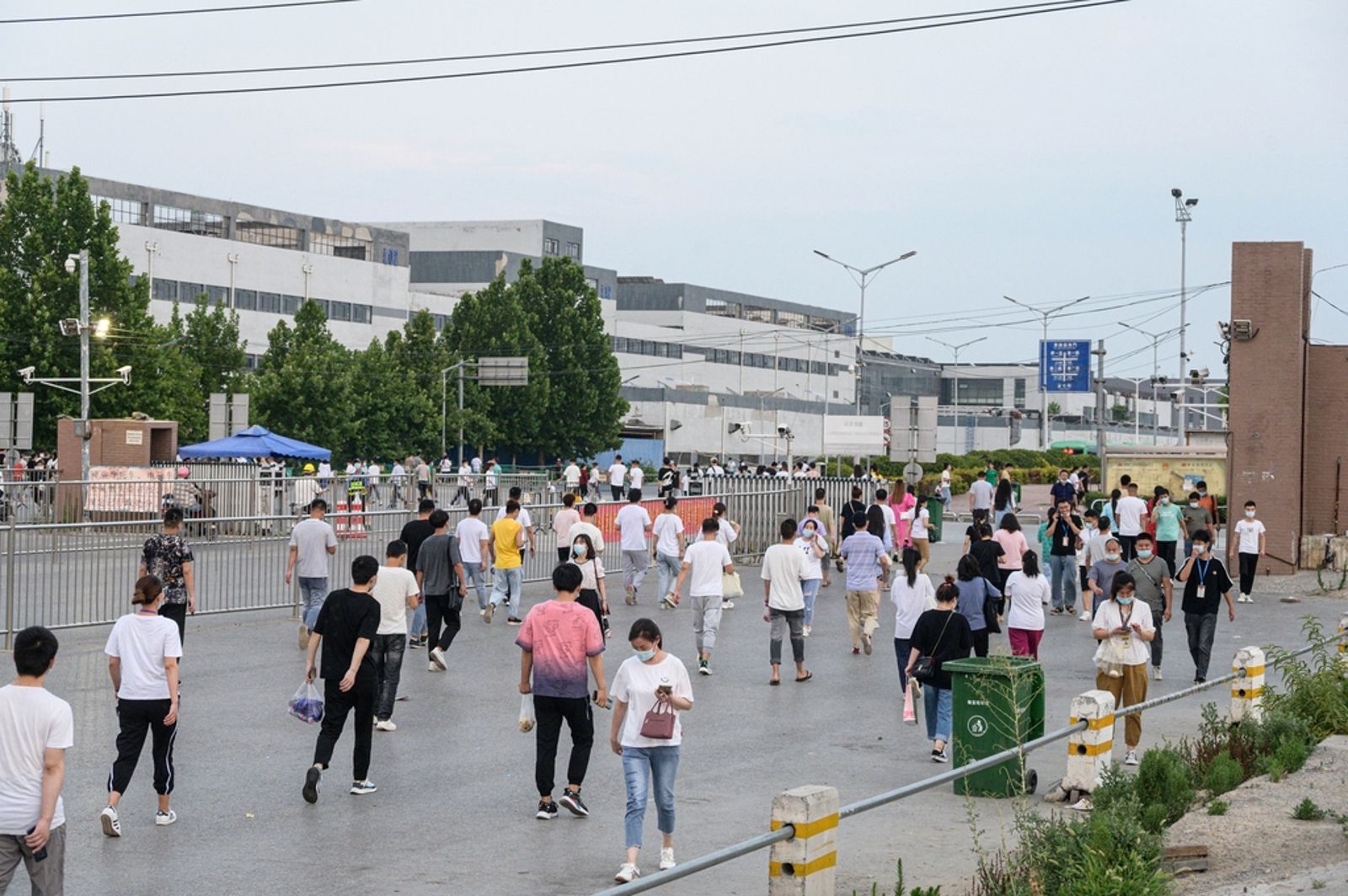 中國鄭州富士康廠區，上下班的人潮。圖片取自東方IC