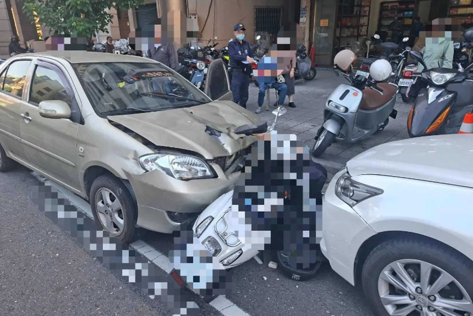 77歲嬤買菜「油門當煞車踩」逆向暴衝 兩車夾殺補教女師奪命...賠560萬換緩刑