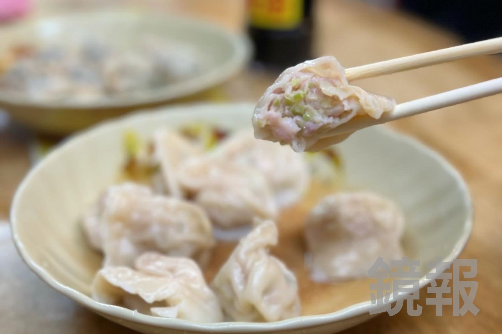 「高麗菜水餃」餡甜有汁，不沾醬油都好吃。（70元／10粒）