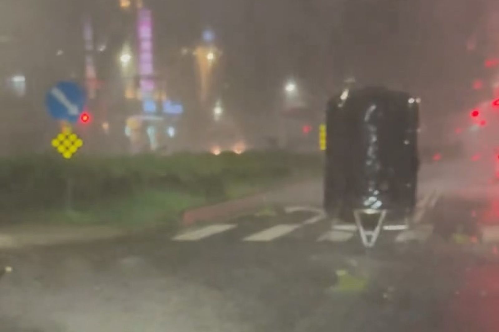 宮廟金爐被吹到馬路中。圖／翻攝自Threads