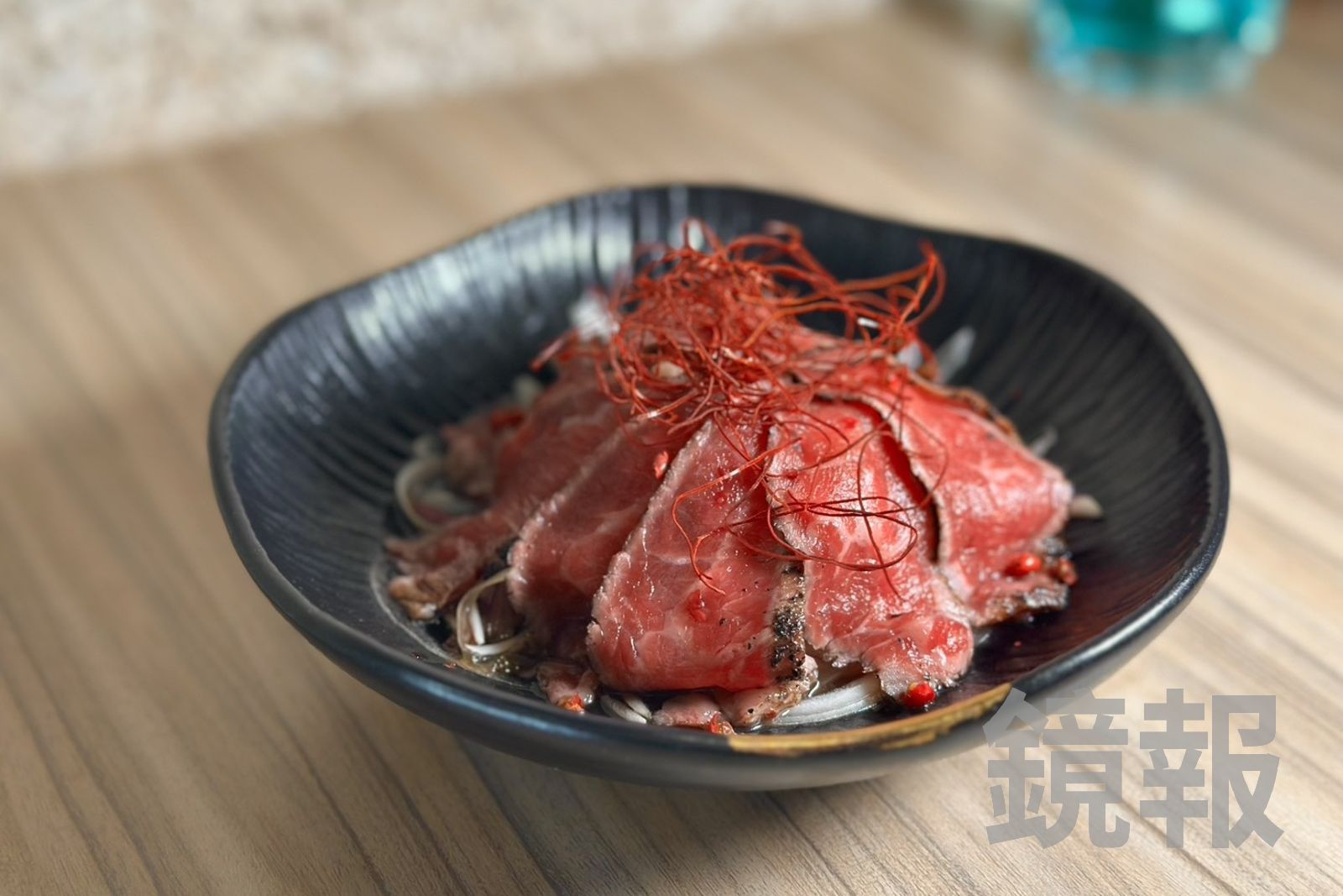 「生牛肉」捲著生洋蔥絲吃，開胃爽口。（390元／份）