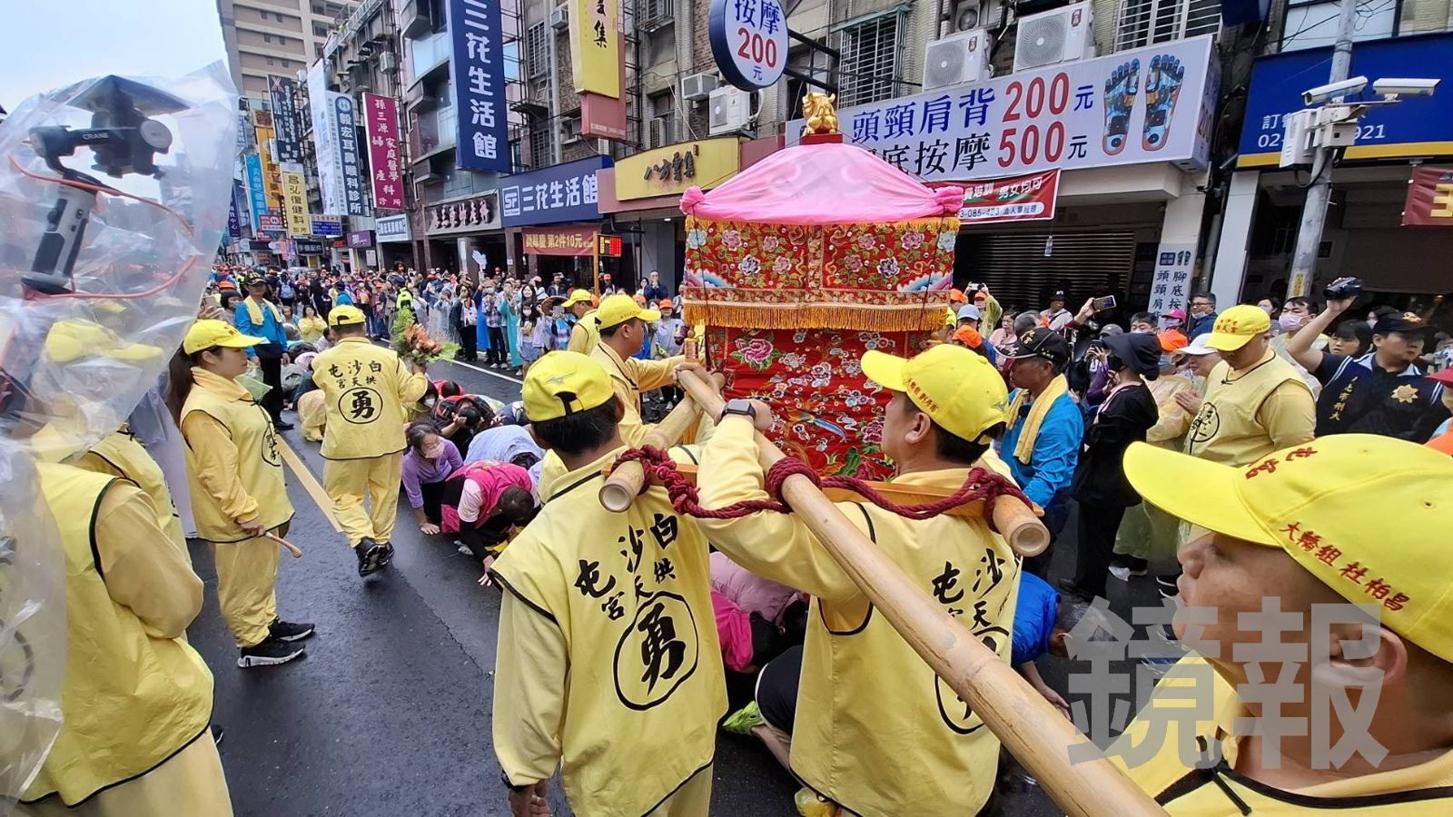 爭睹「女神」風采　7旬嬤追「粉紅超跑」還沒鑽轎底先跌傷
