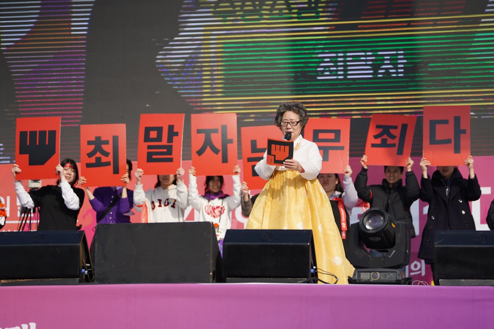 反抗性侵「咬斷噁男舌頭」卻遭判刑!78歲婦抗爭61年「終獲無罪」…檢方當場道歉