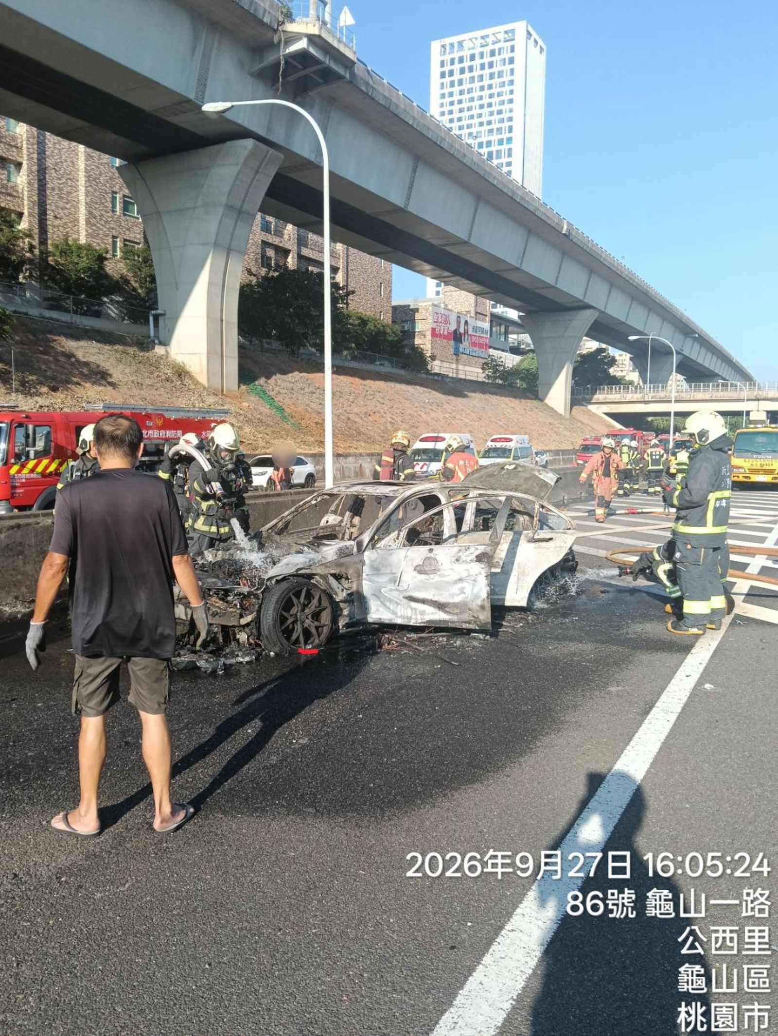 消防隊員到場灌救。圖／翻攝畫面