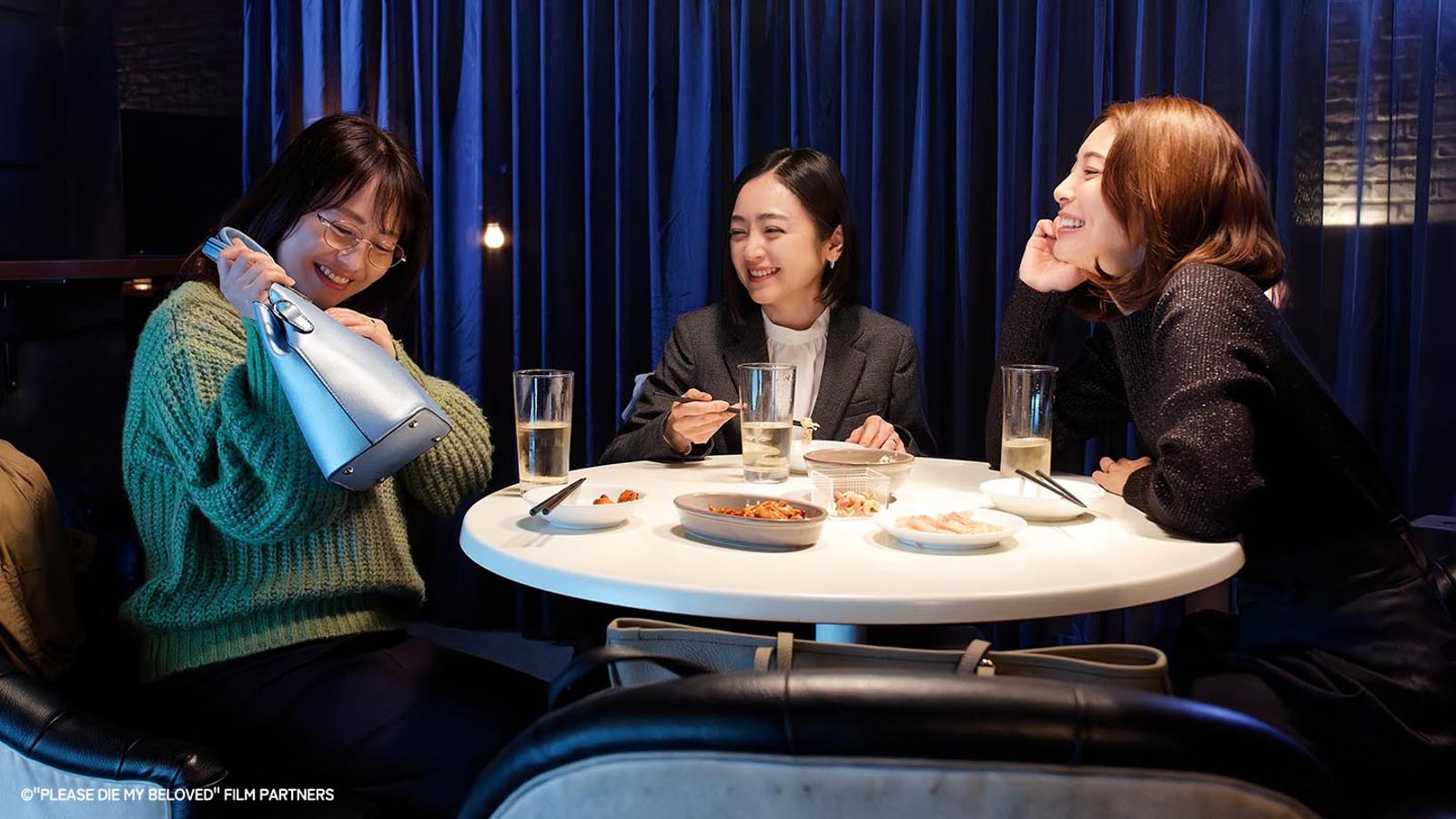 磯山沙也加（左）劇中以為老公失憶後徹底轉性，開心與好友安達祐實、相武紗季分享老公贈送的新包。Hami Video提供