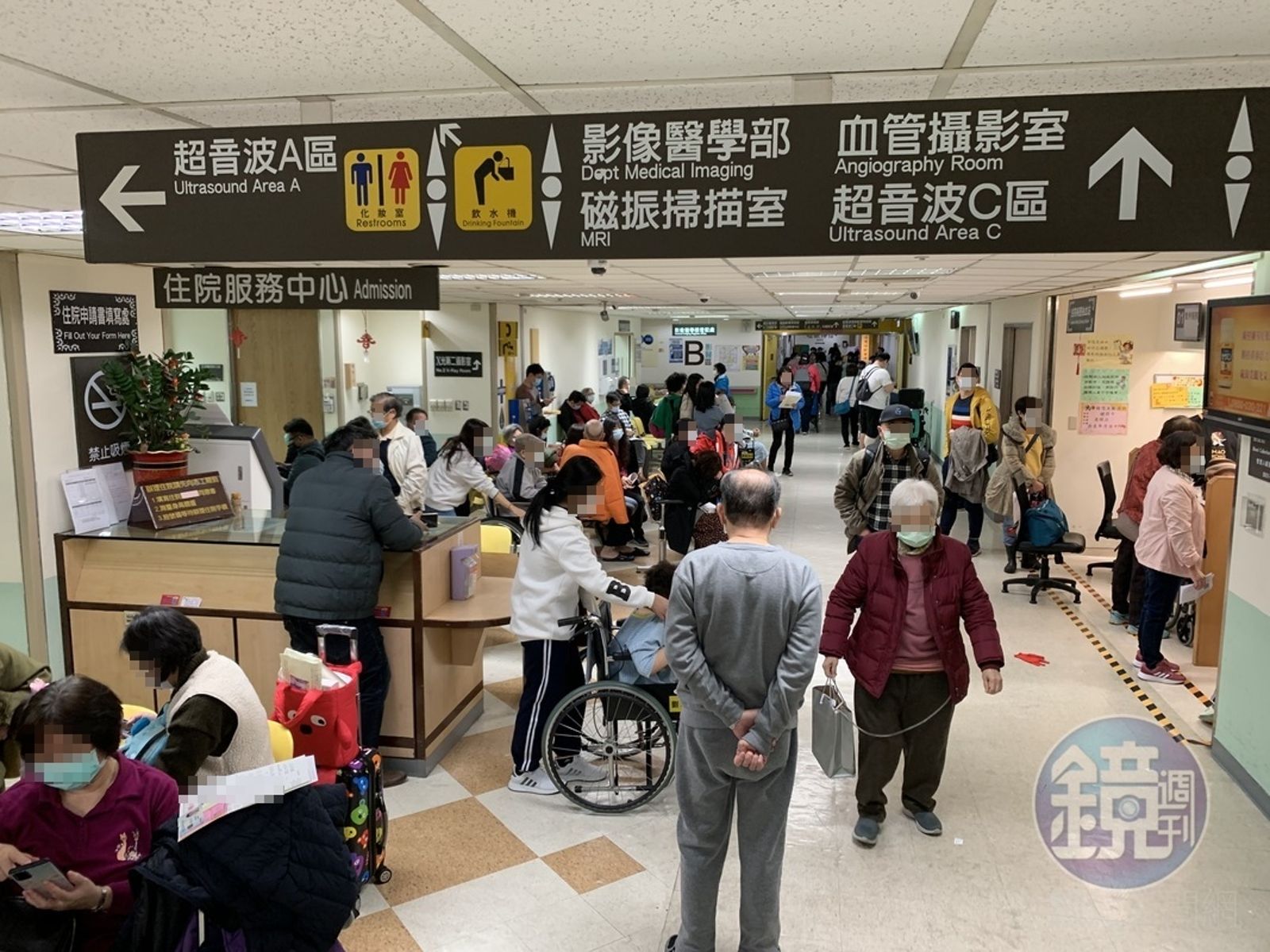 台大醫院人聲鼎沸,傅崐萁與調查局前高官探病一事有許多民眾目擊。