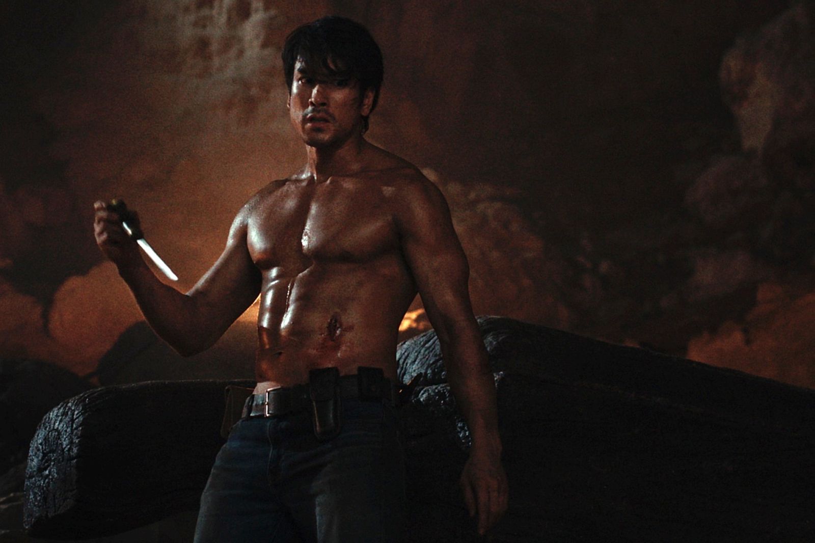 《鬼聲泣3》狂賣3億!「大哥亞克」納得克超炸肌肉慶功 「前傳女友」竟是泰劇女神