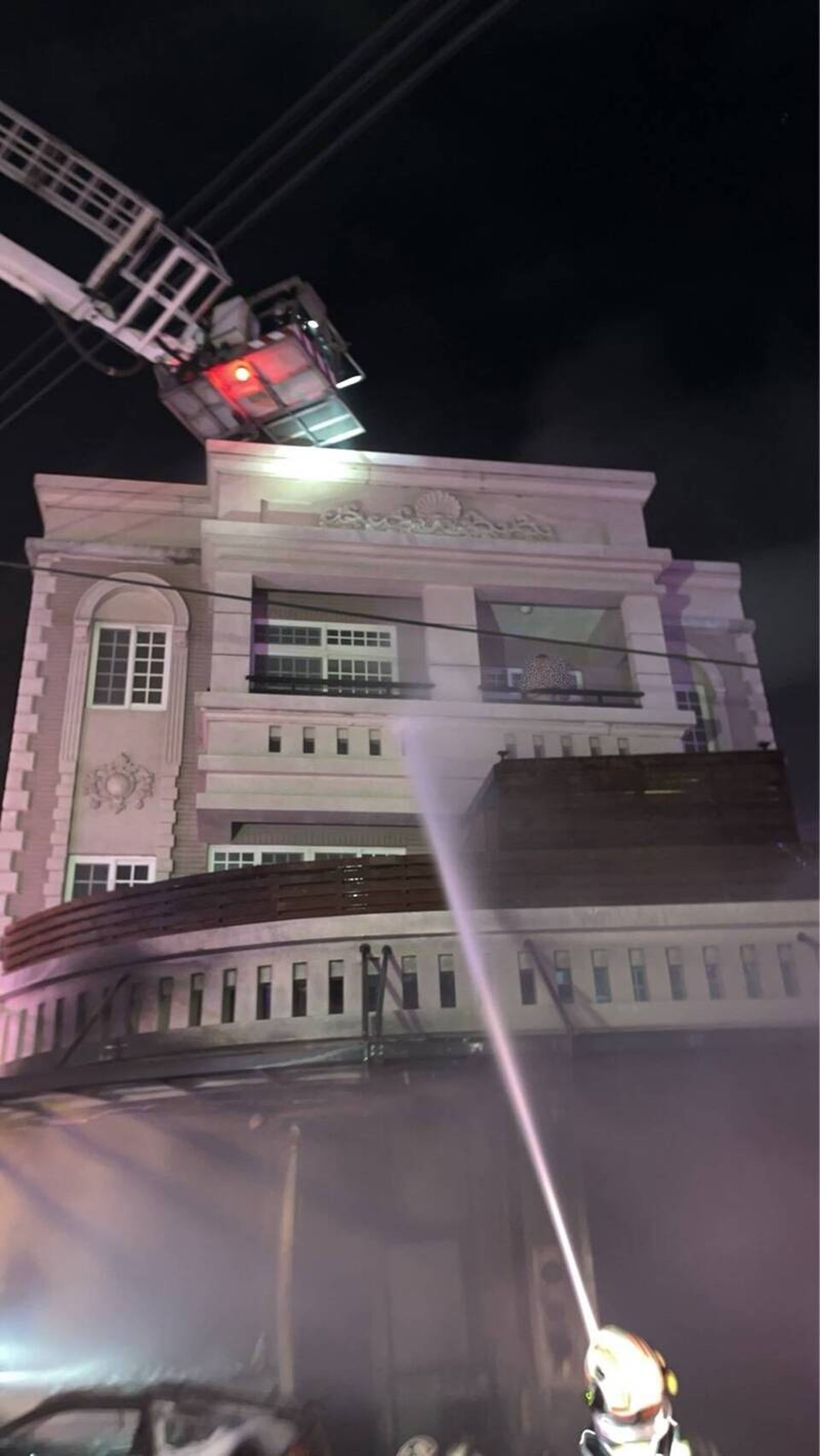 台中沙鹿凌晨大火!母女等9人驚險脫困 7歲童臉部燒傷、多人嗆傷送醫