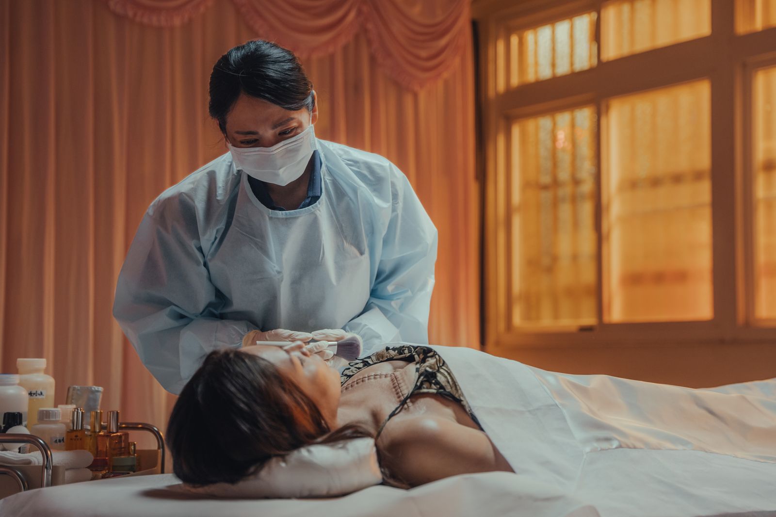 金曲歌后成「躺平大體」震撼畫面曝光　好友見縫合痕跡情緒潰堤：長眠還是辣