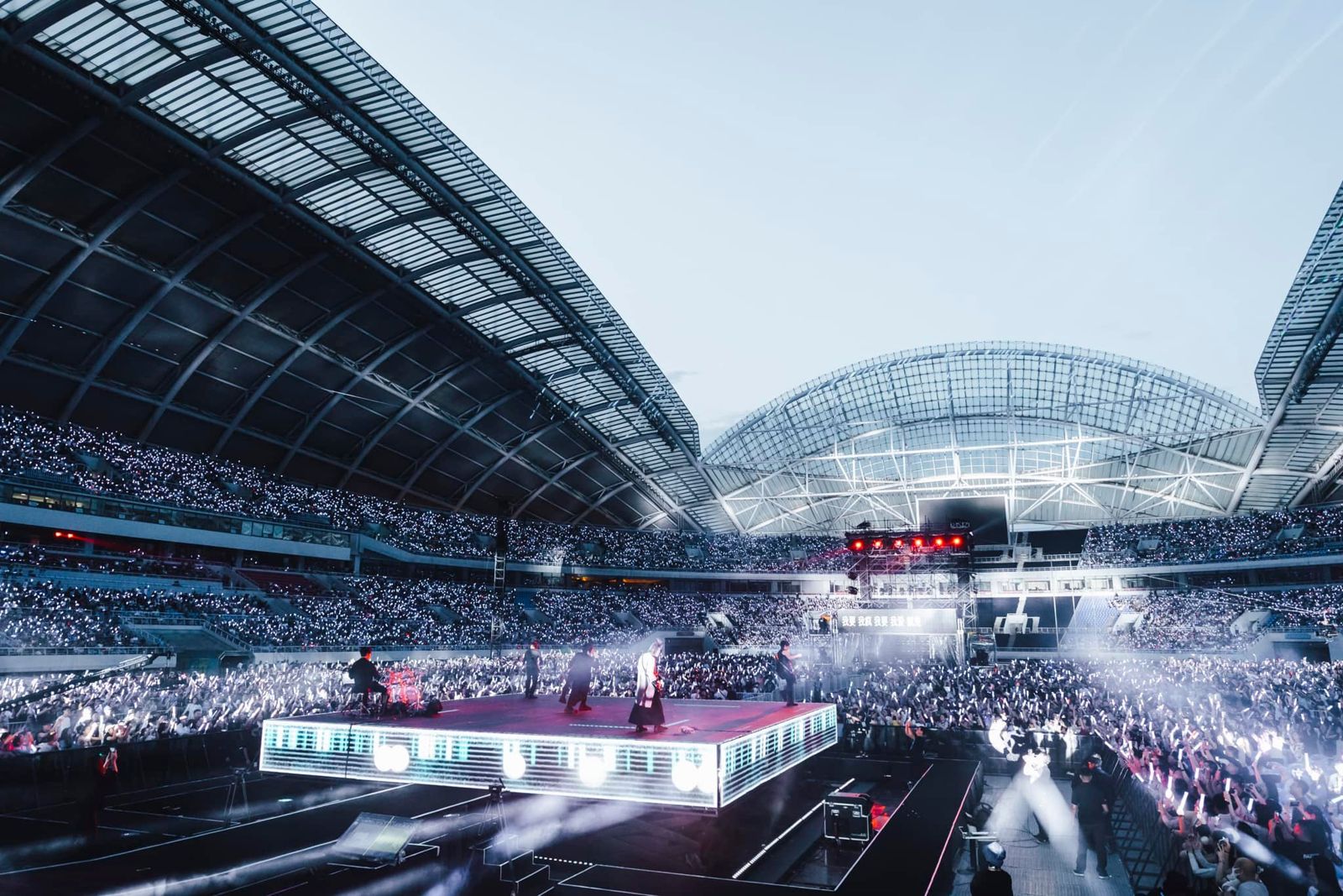 五月天演唱會將最靠近舞台的座位以實名制來杜絕黃牛掃票高價轉賣,但是約2000張票需開10個窗口耗時5個半小時才能處理完畢。翻攝五月天臉書