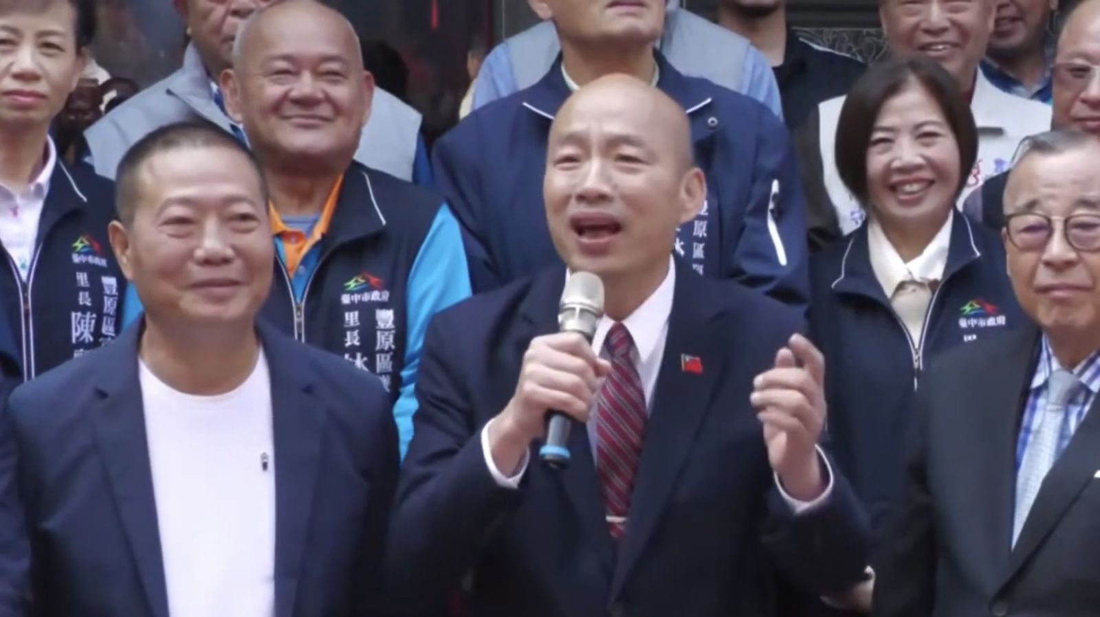 鄭麗文除夕撞鐘紅繩狂抖　韓國瑜笑喊「多行善事」：人在做天在看