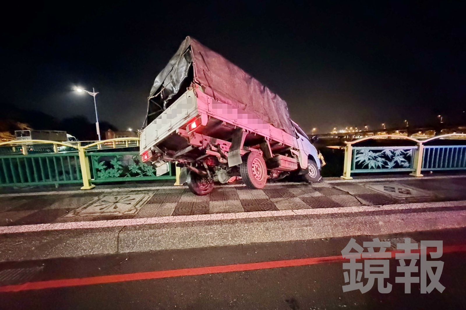 小貨車撞破橋梁護欄，後輪騰空。民眾提供