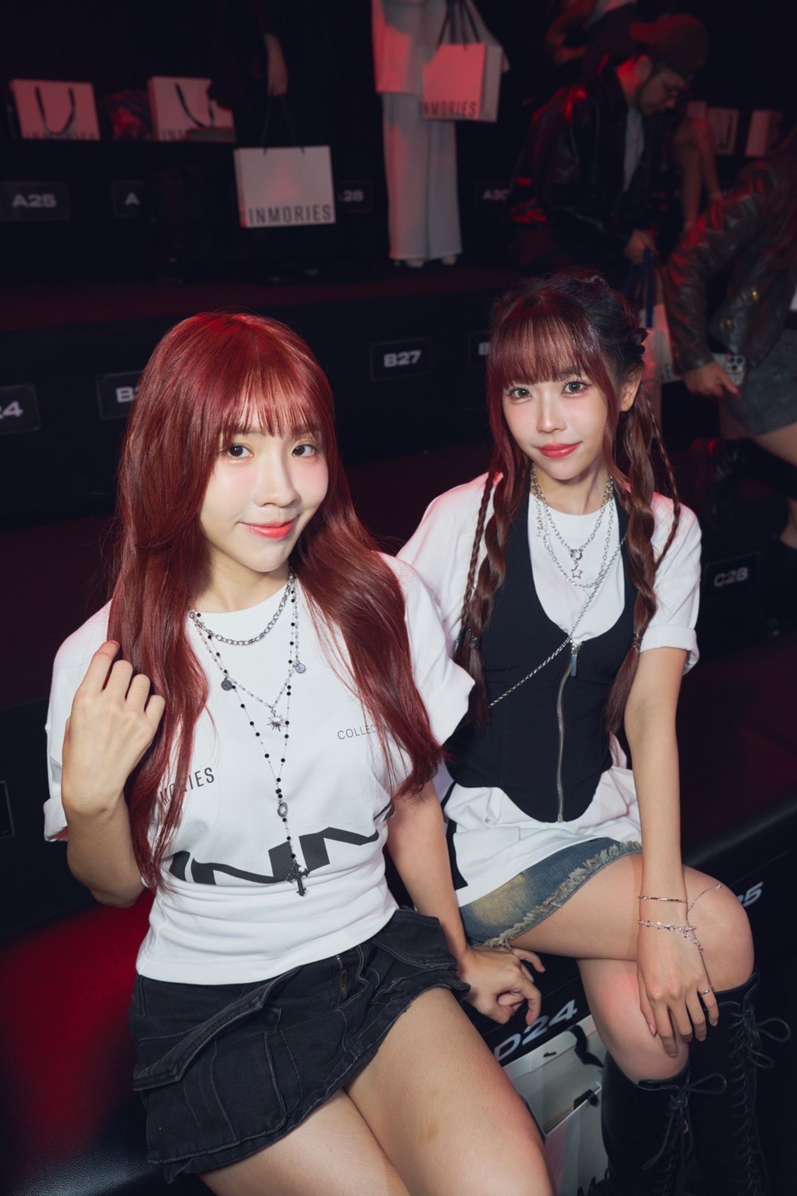 （由左至右）啦啦隊女神蔣佳沂（講薑） 與魏詩娗（蘿拉）出席台北時裝週。天空娛樂提供