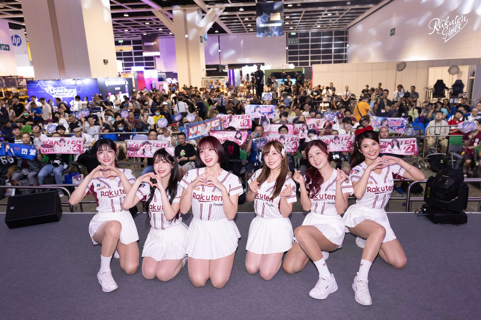 樂天女孩們和粉絲大合照。樂天桃猿提供