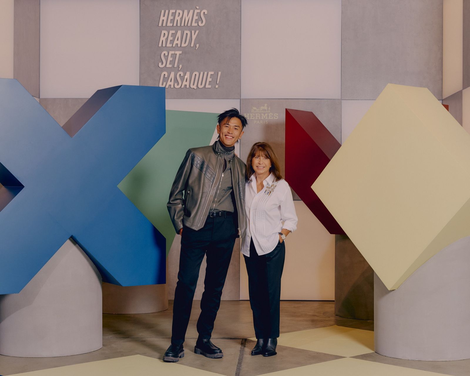 馬志威（左）與愛馬仕設計師Veronique（右）合照。MOM production limited 提供