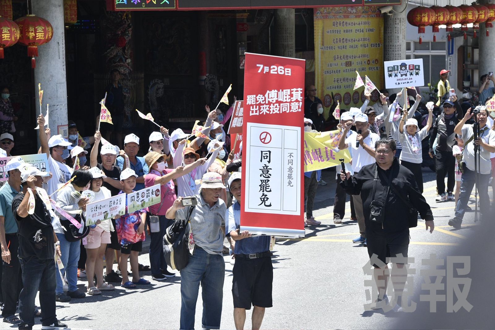 罷團「護國大遶境」於花蓮出發，支持民眾在路邊歡迎。（圖／李智為攝）