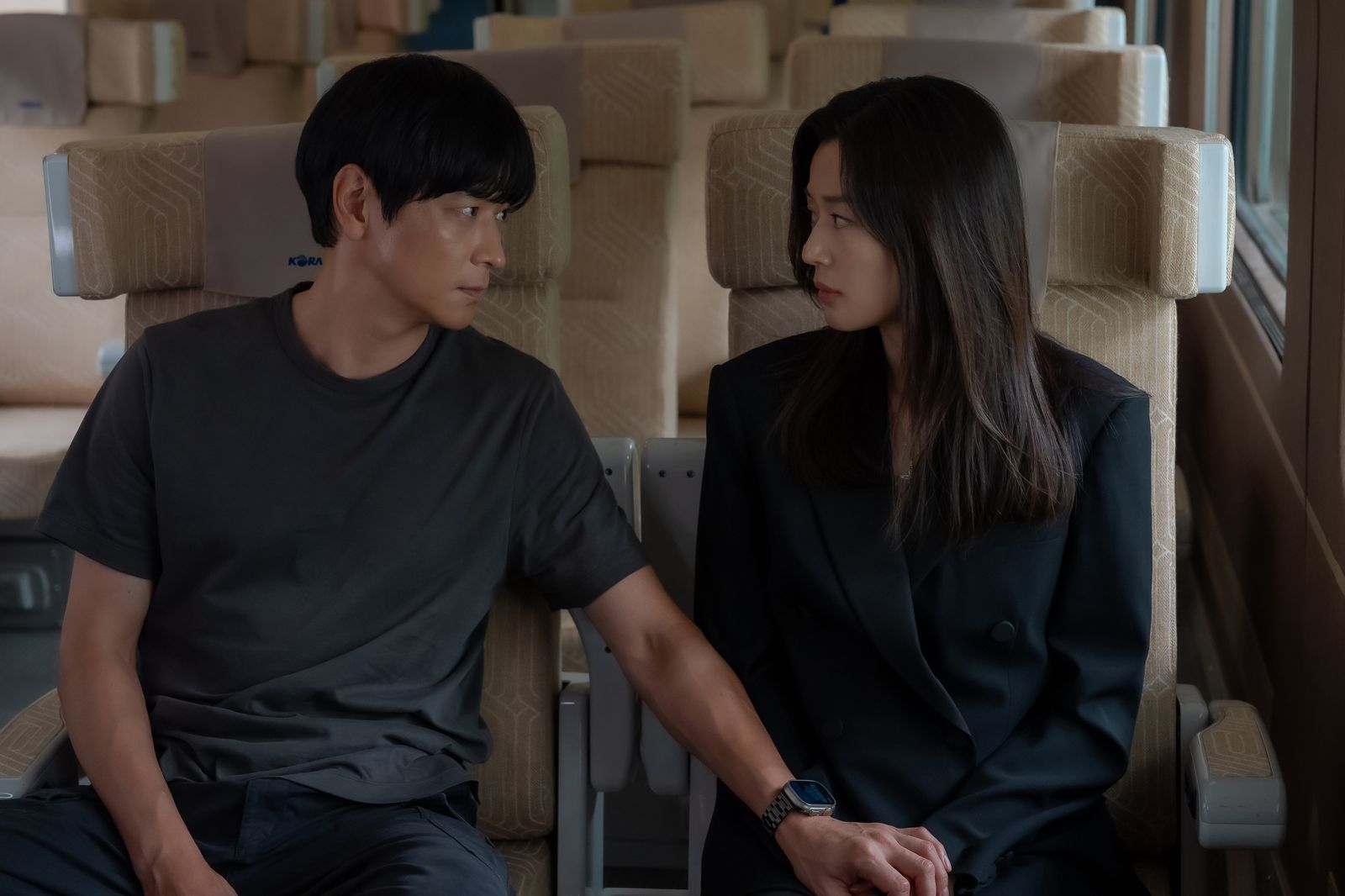 傭兵出身的姜棟元（左）成為全智賢的忠犬護衛。Disney+提供