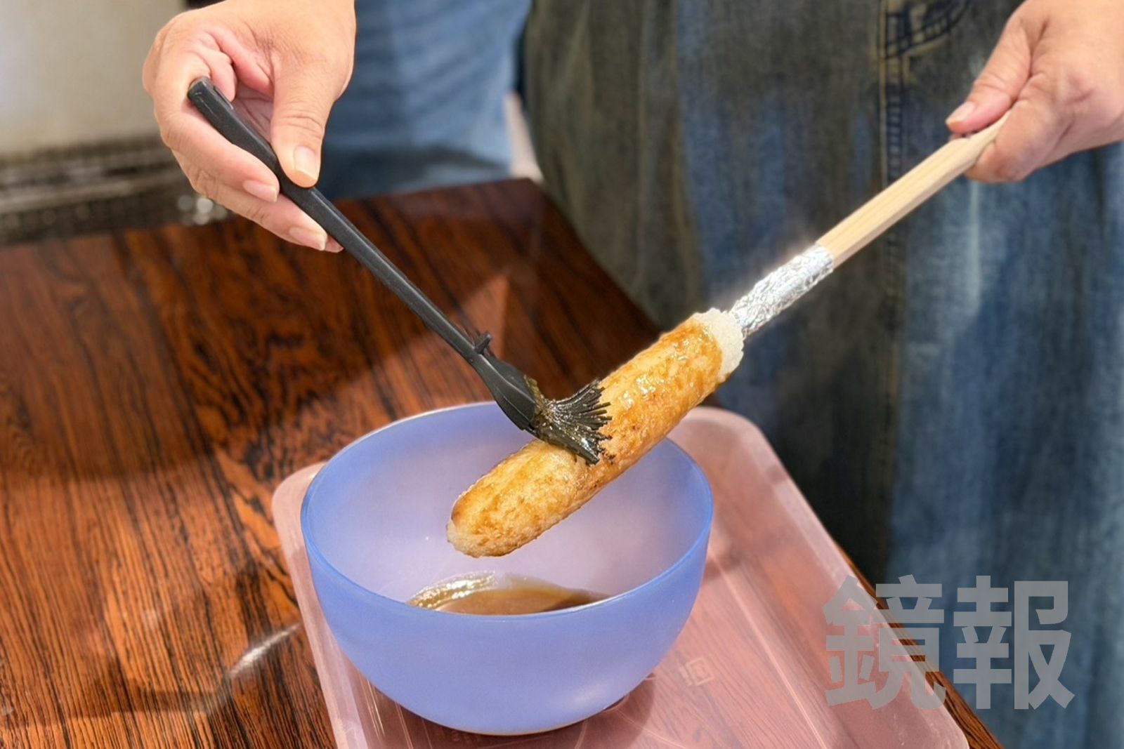 烤到金黃的米棒，要刷上味噌醬油提味。