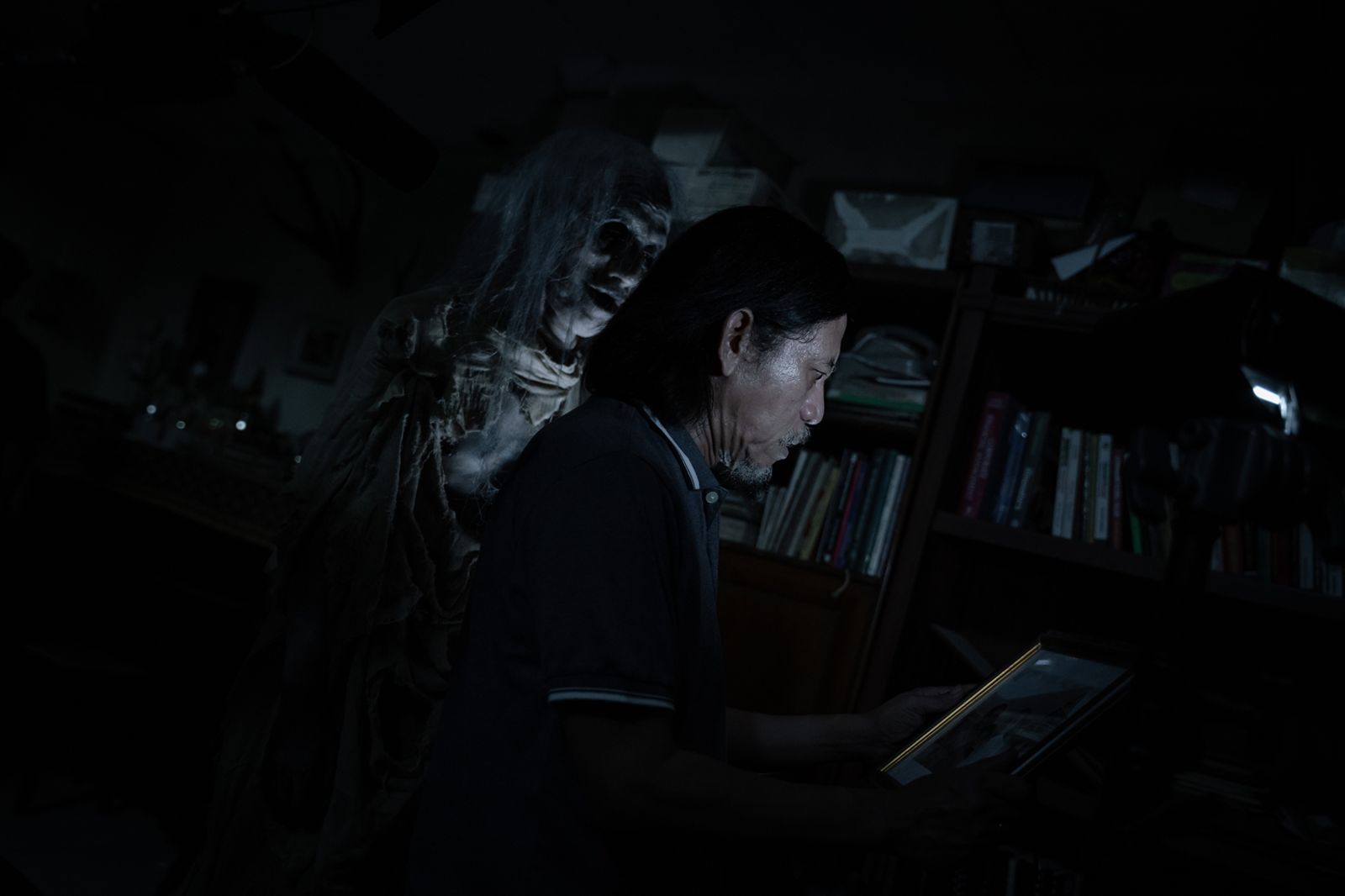 61歲男星「死後不得安息」吐痛苦心聲　遺囑曝光！盼回家鄉跟母親葬在一起