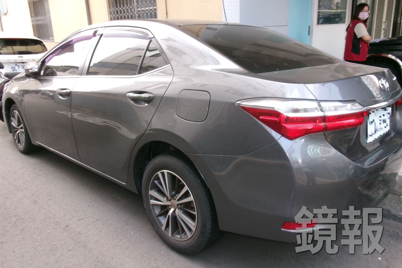 台中男子欠稅多年未繳,執行署依車籍資料找到他買的二手轎車,當場依法查封。圖/法務部執行署台中分署提供