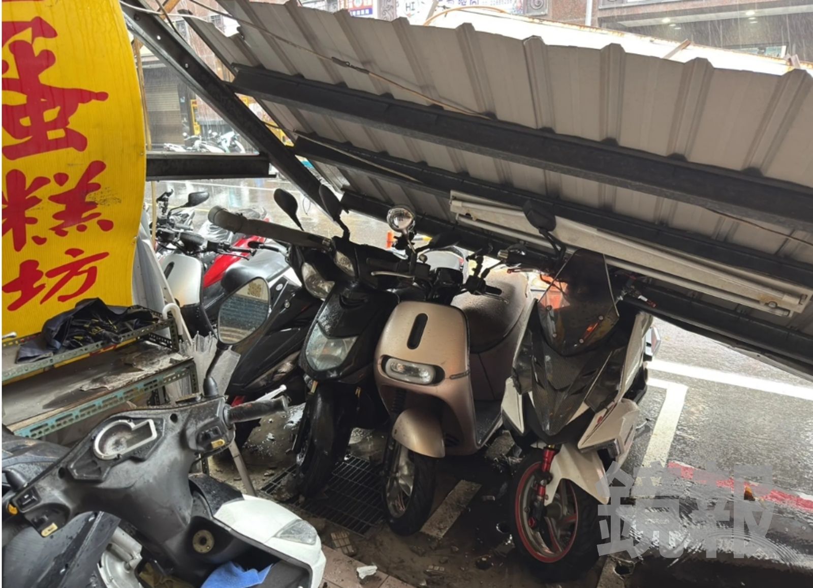 巴威觸陸發威!蘆洲老舊雨遮不敵強風 巨大招牌崩落砸毀4車