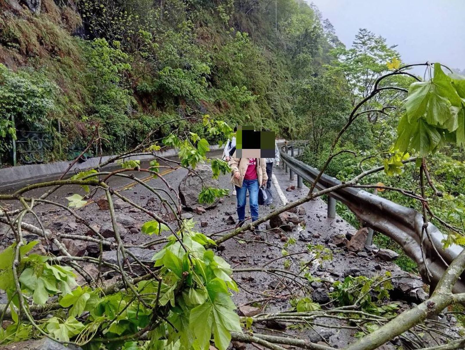 苗栗獅潭126縣道傳土石流導致1車3人受困。讀者提供