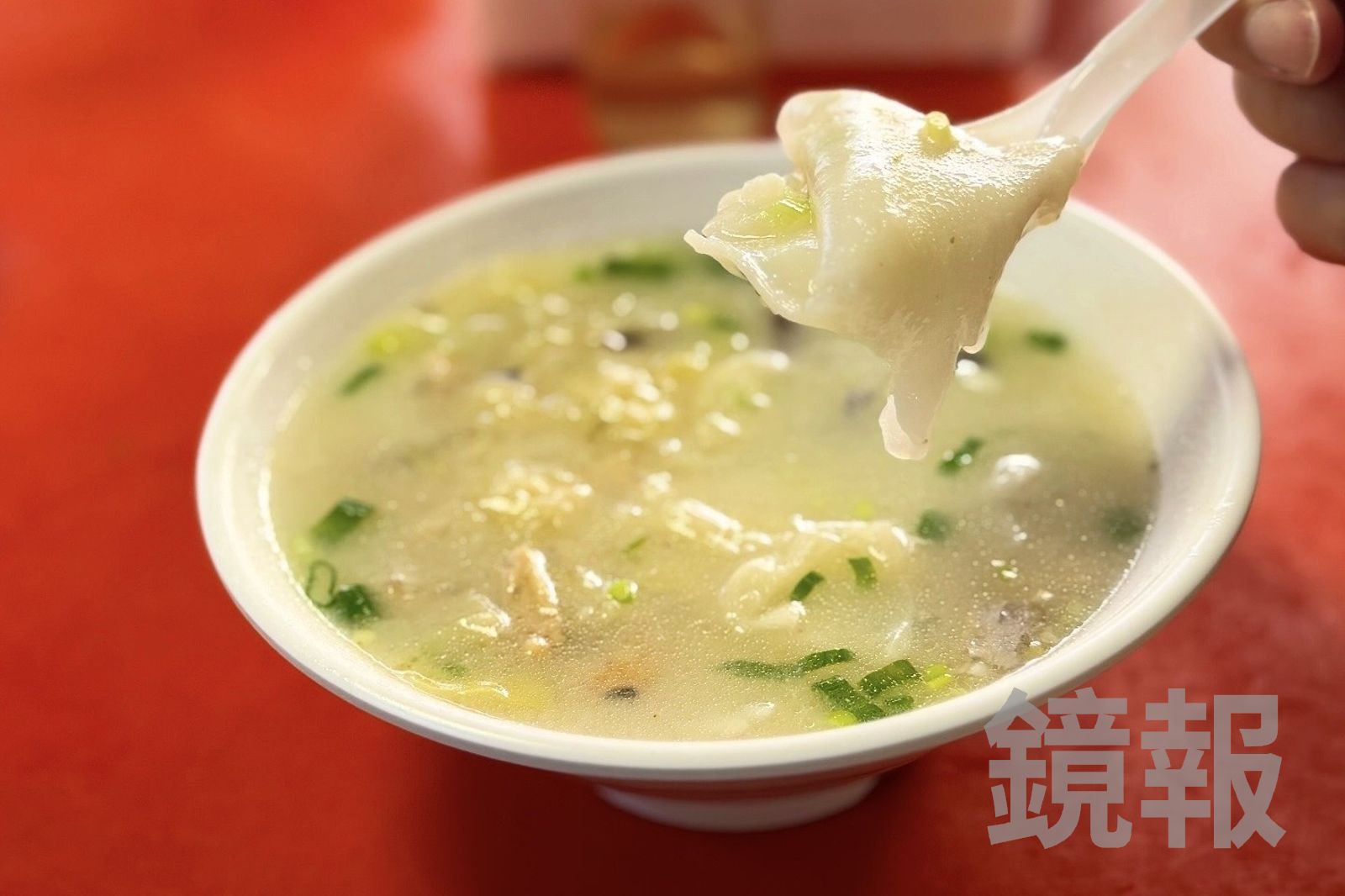 可以買𧋘餅,配「阿妹的店」的「鼎邊糊」一起吃,能解油膩。(70元/碗)